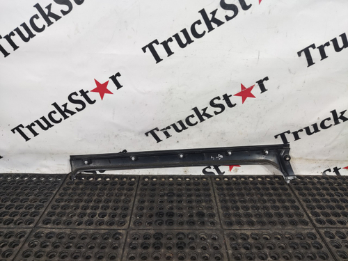 Накладка стойки лобового стекла правая 2020г.