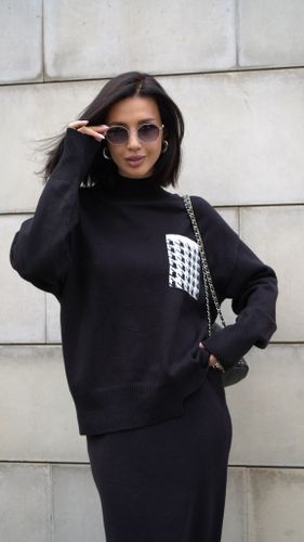 Черный трикотажный костюм с юбкой