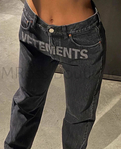 Черные джинсы Vetements с логотипом