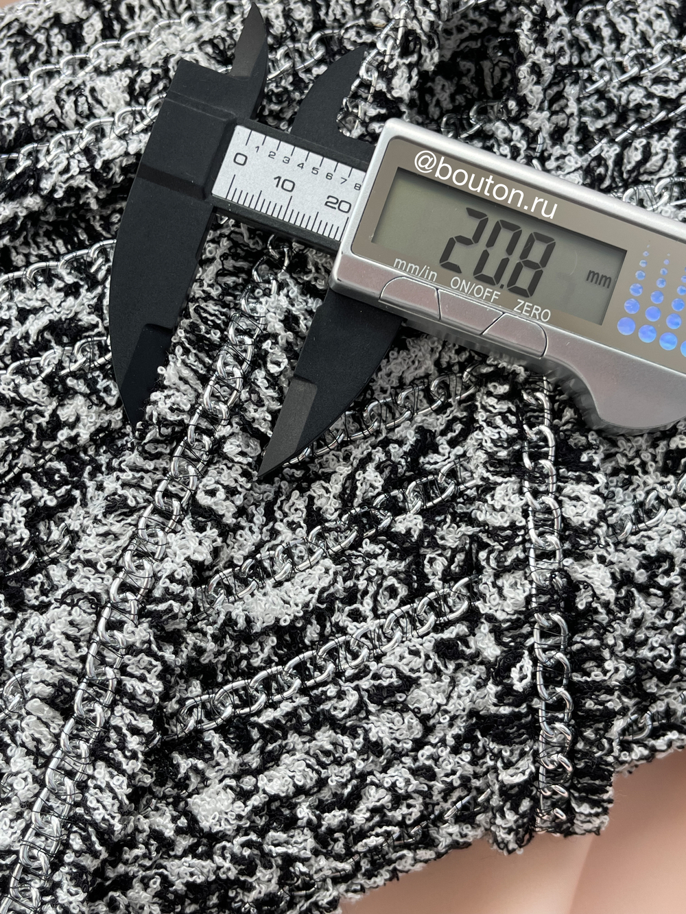 Тесьма черно-белая с серебристой цепью
