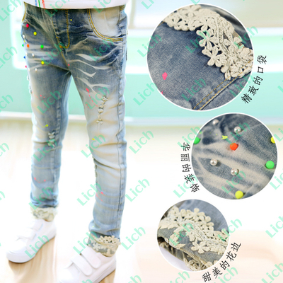 Джинсы с потертостями, кружевом и цветными бусинами