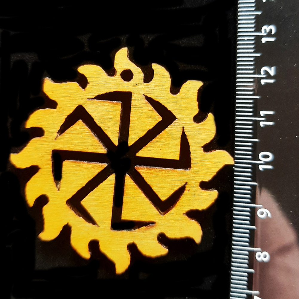 Славянский оберег Коловрат. Размер 5х5 см. Цвет Лиственница. Материал береза. Толщина 4 мм