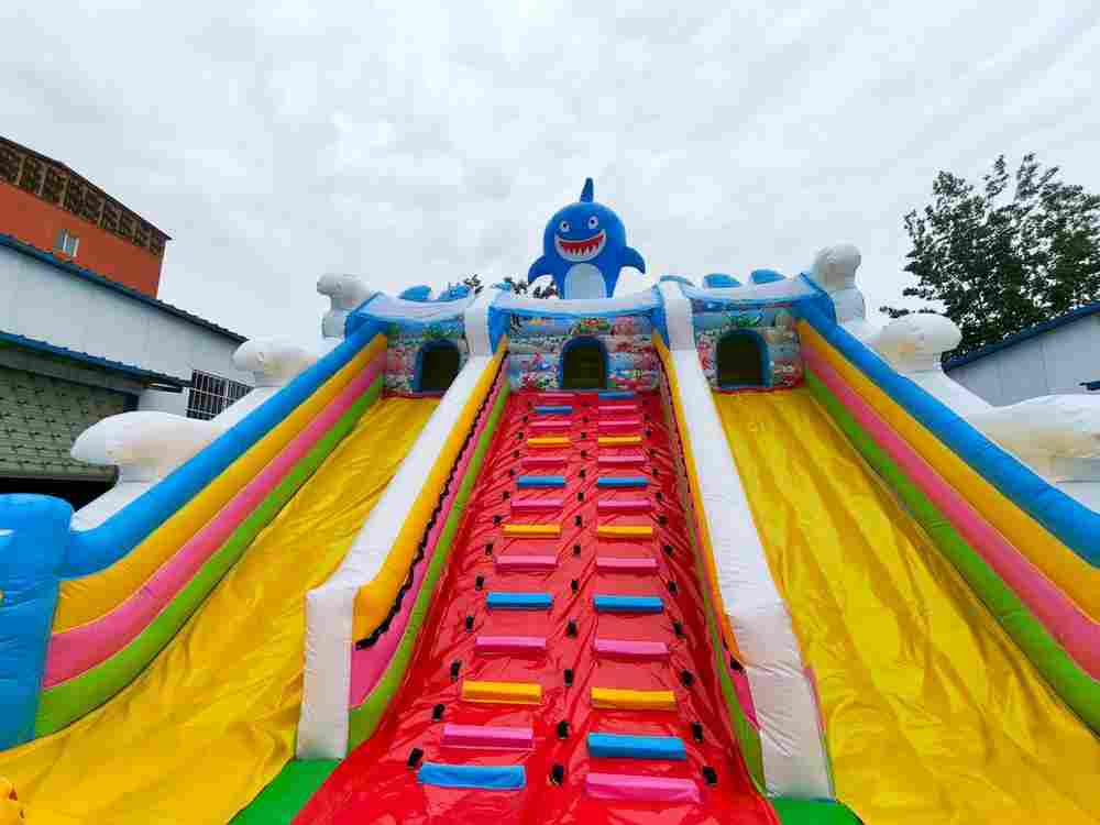 Надувной батут с горкой "Акула" 17х7х7 м без скалодрома 2