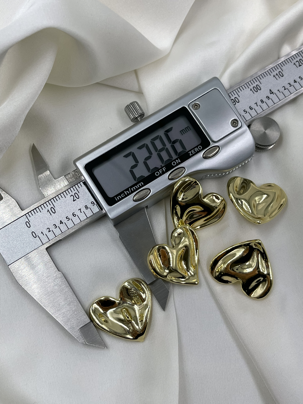 Пуговицы золотистые (лимонное золото) в форме сердца эффект мятым металл