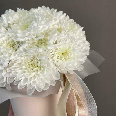 Белые хризантемы в шляпной коробке