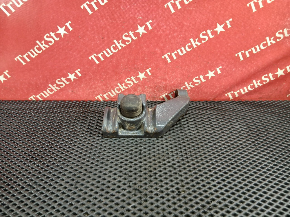 Кронштейн переднего амортизатора