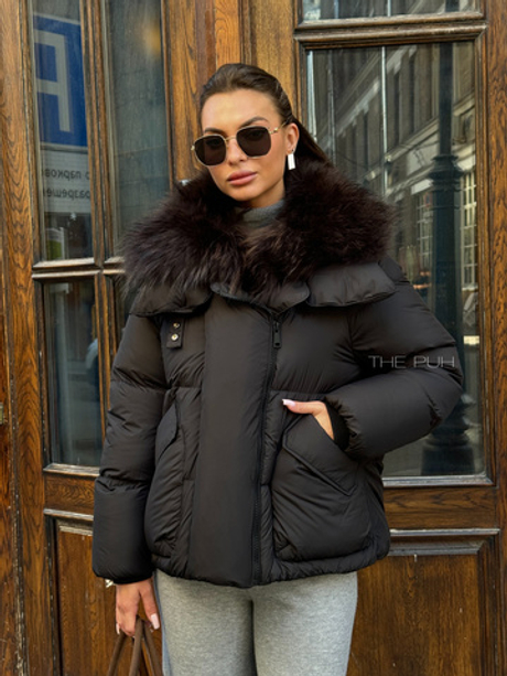 Короткий черный пуховик с мехом енота