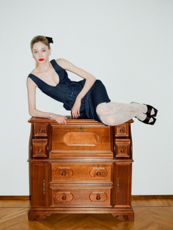 Юбка мини из денима с отстрочками и ремнем