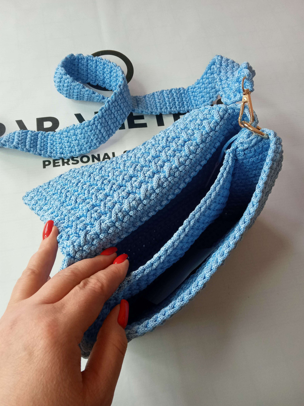 Сумка вязанная с двумя отделениями на ремне.