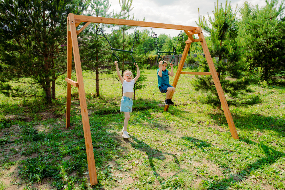 Деревянные качели с двумя трапециями