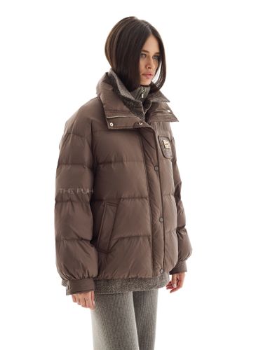 Коричневый пуховик с комбинированной рубашкой