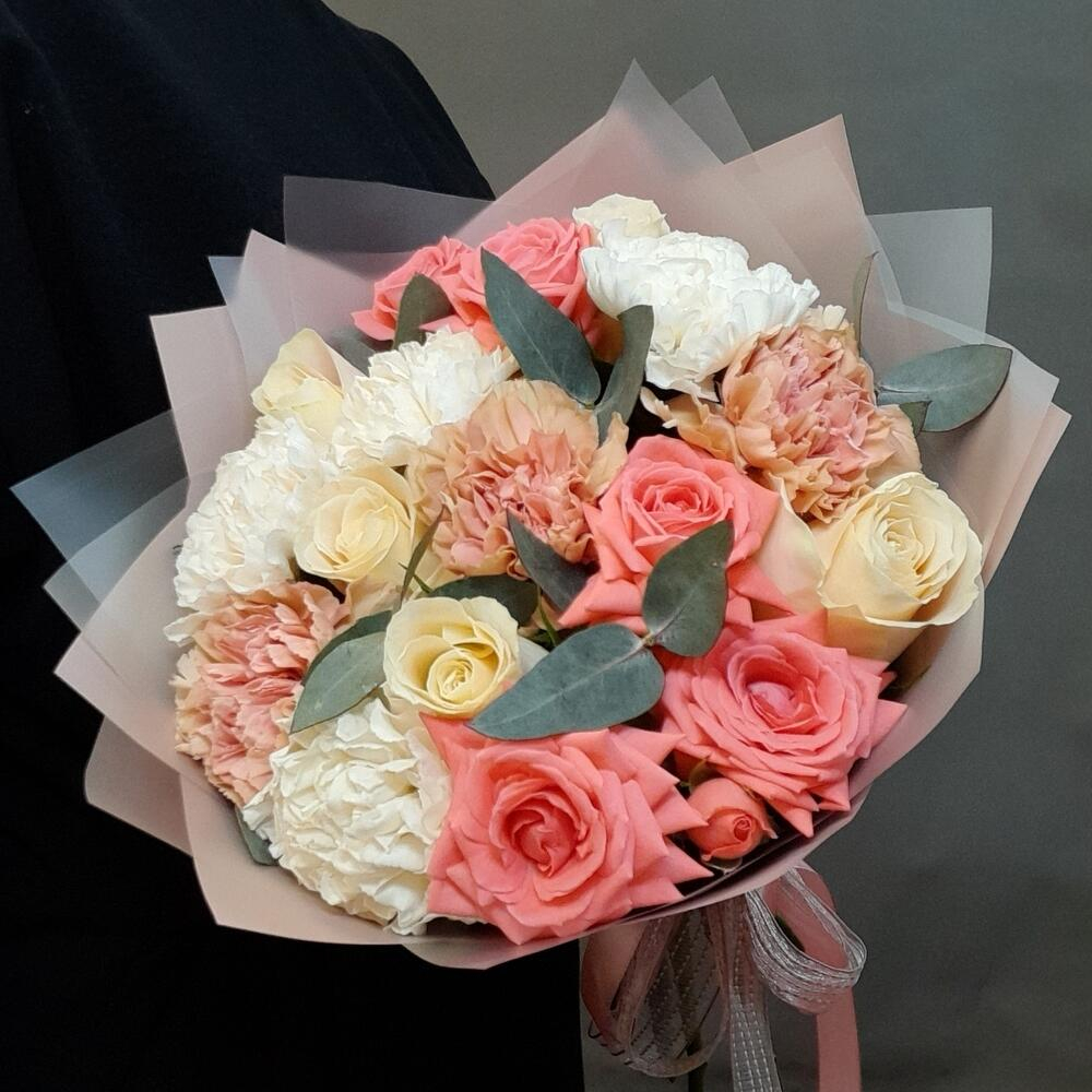 Авторский букет из роз, диантуса и эвкалипта