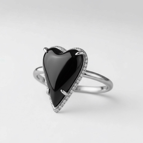 Кольцо Amor с ониксом и белыми топазами