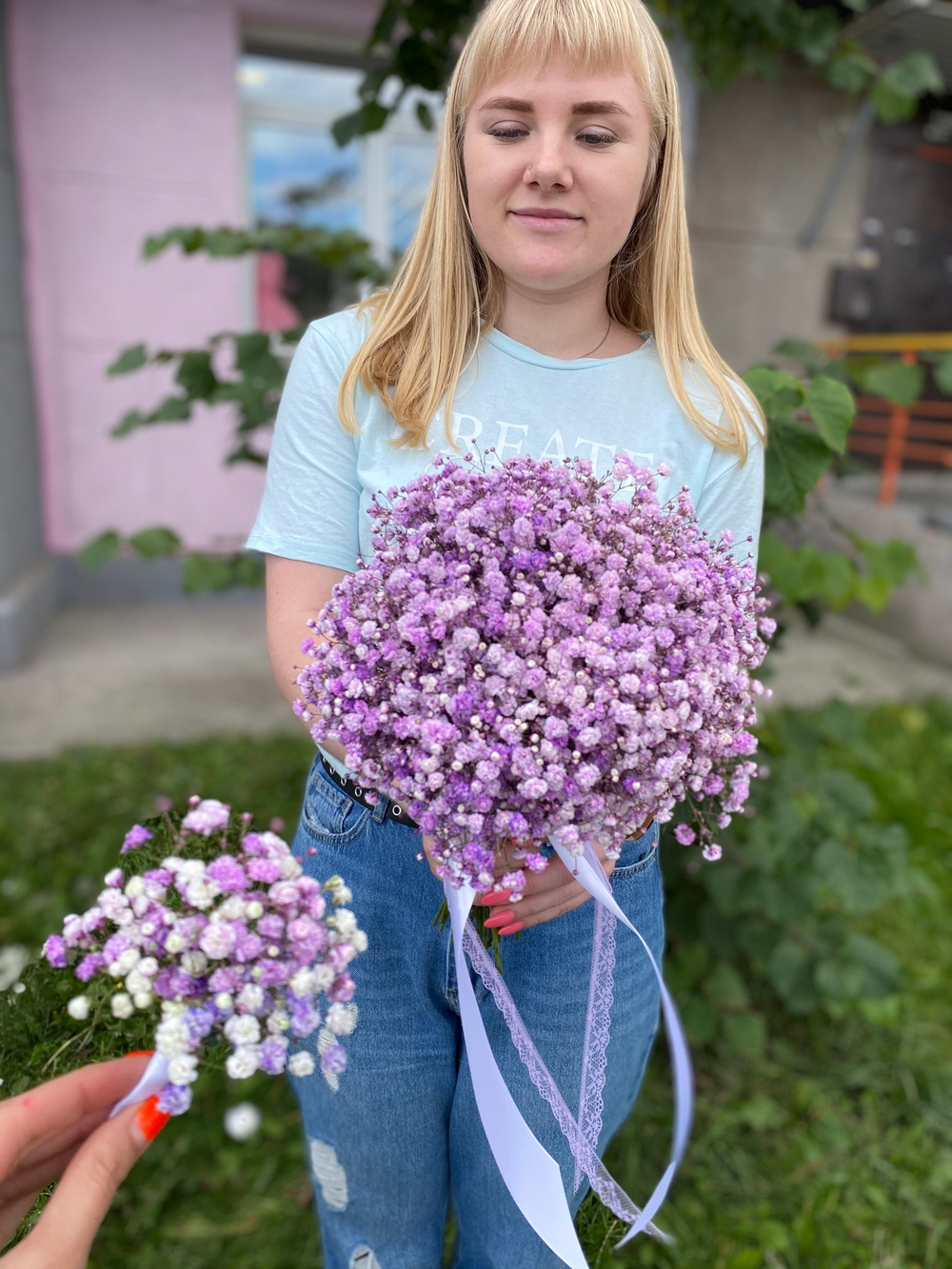 Букет невесты из гипсофилы в сиреневых тонах