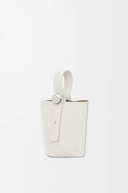 Loewe Мини-сумка-ведро Pebble из мягкой зернистой телячьей кожи, белый