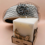 ТАблетка с Вуалью и брошью.