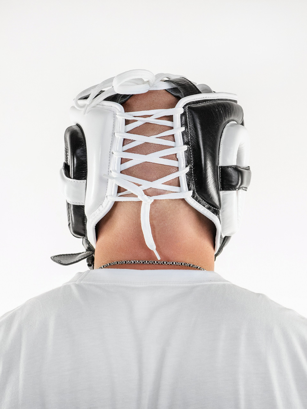 Шлем боксерский LEADERS LS с бамперной защитой BK/WH 1/2