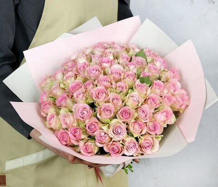Розовые кенийские розы 40см в оформлении
