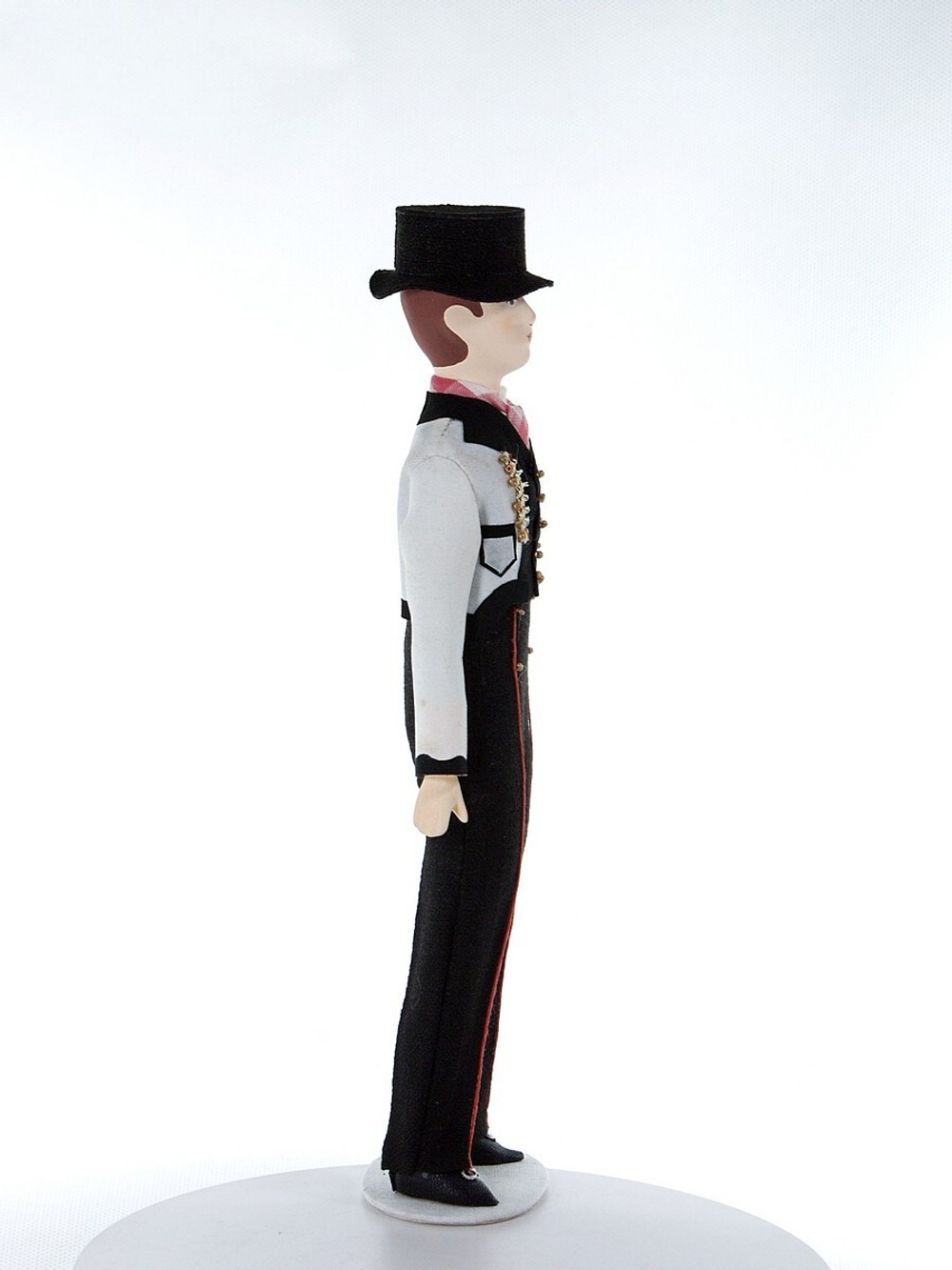 Кукла фарфоровая коллекционная в национальном мужском костюме. Норвежец