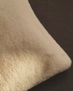 ZARA HOME НАВОЛОЧКА ДЛЯ ДЕКОРАТИВНОЙ ПОДУШКИ ИЗ ИСКУССТВЕННОЙ ШЕРСТИ, ЖЕЛТОВАТО-БЕЛЫЙ