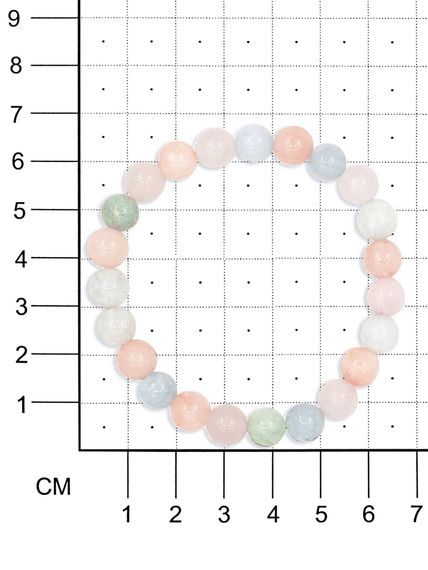 Фото браслета из берилла на белом фоне на размерной сетке