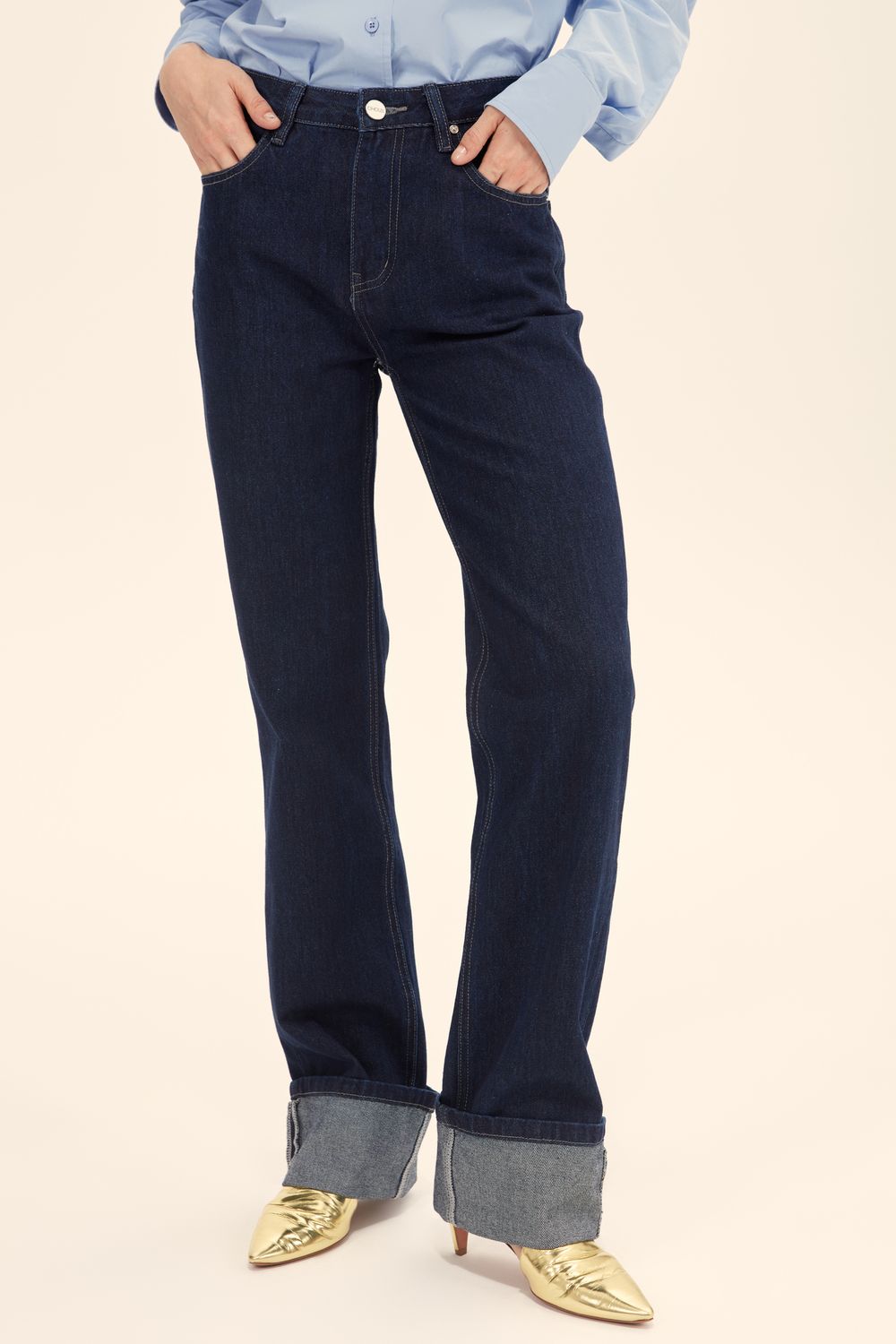Как выбрать ремень к голубым джинсам: 10 стильных идей