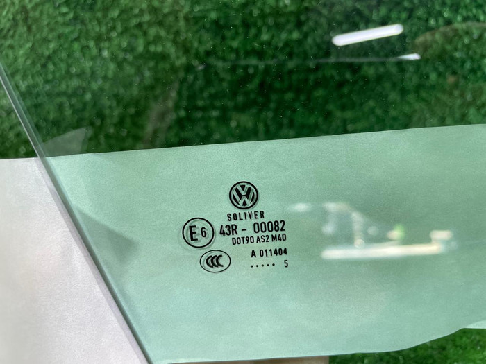 Стекло двери переднее правое VW Passat B7 (11-15)