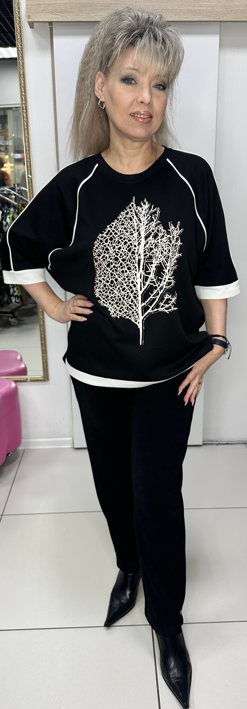 Черный блузон со стразовым принтом и белой окантовкой