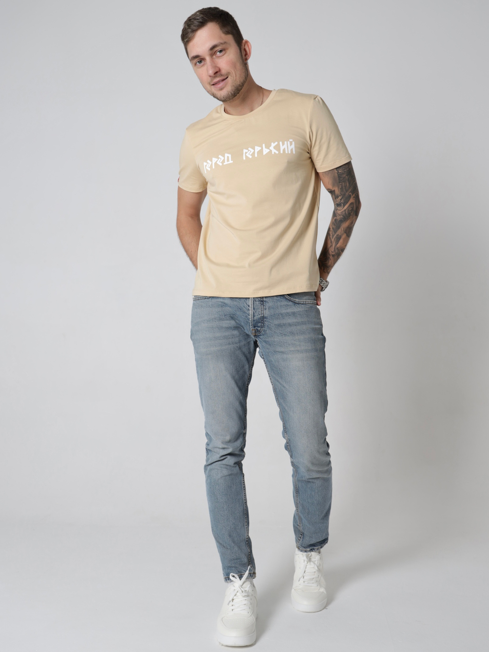 Футболка бежевая Город Горький руны