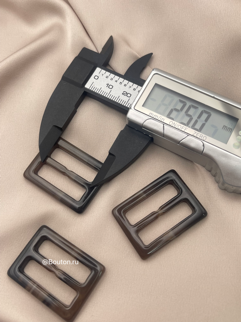 Пряжка коричневая с бежевыми прожилками