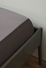 Простыня на резинке из премиального сатина темно-серого цвета из коллекции essential, 200х200х30 см