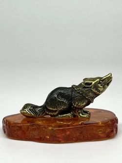 Бронзовая статуэтка на янтаре