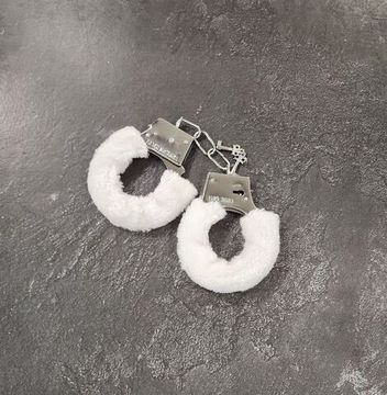 Наручники меховые, белые