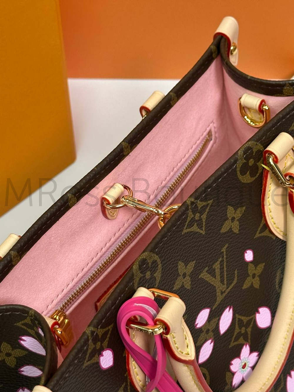 Коричневая сумка Louis Vuitton Onthego PM с узором монограм и цветами