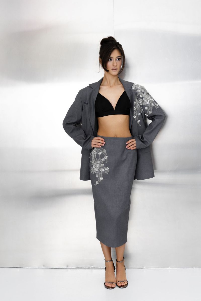 Жакет однобортный с аппликацией серый