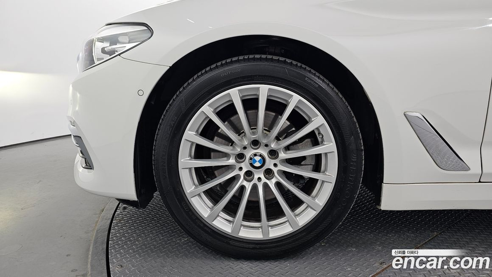 BMW 5 Series (G30) 520i Luxury (09.2019)