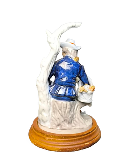 Фарфоровая статуэтка "Юноша с корзинкой цветов" Италия