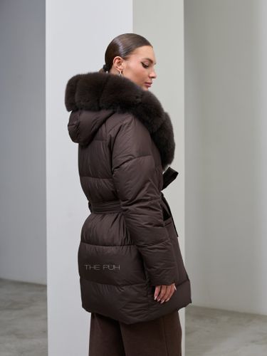 Удлиненный шоколадный пуховик с поясом и мехом