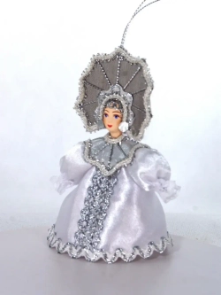 Елочные игрушки. Кукла-подвеска Снежинка