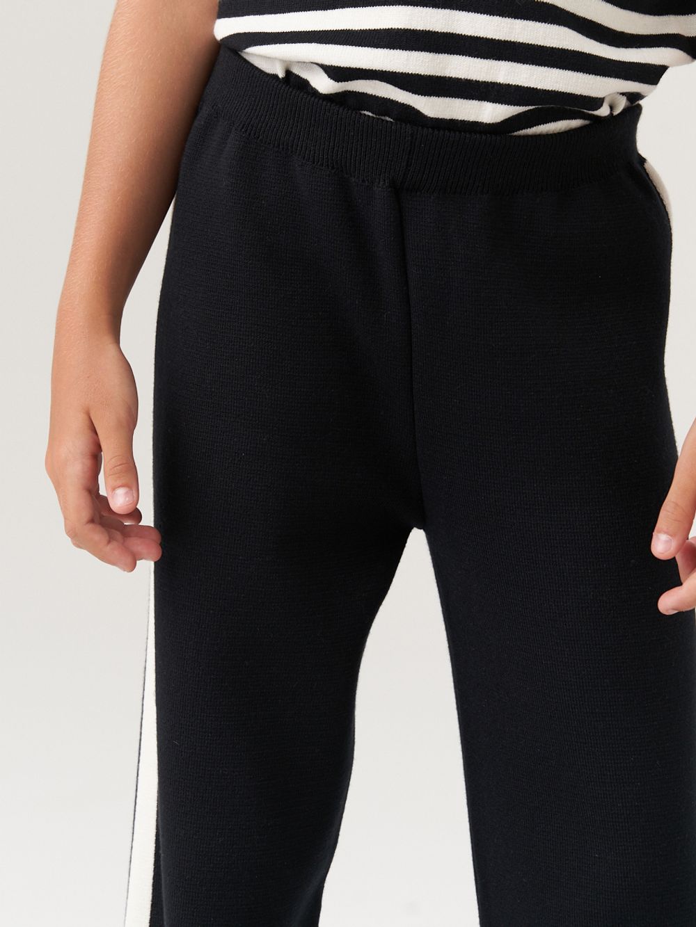 АТ570-1 Брюки для девочки черный