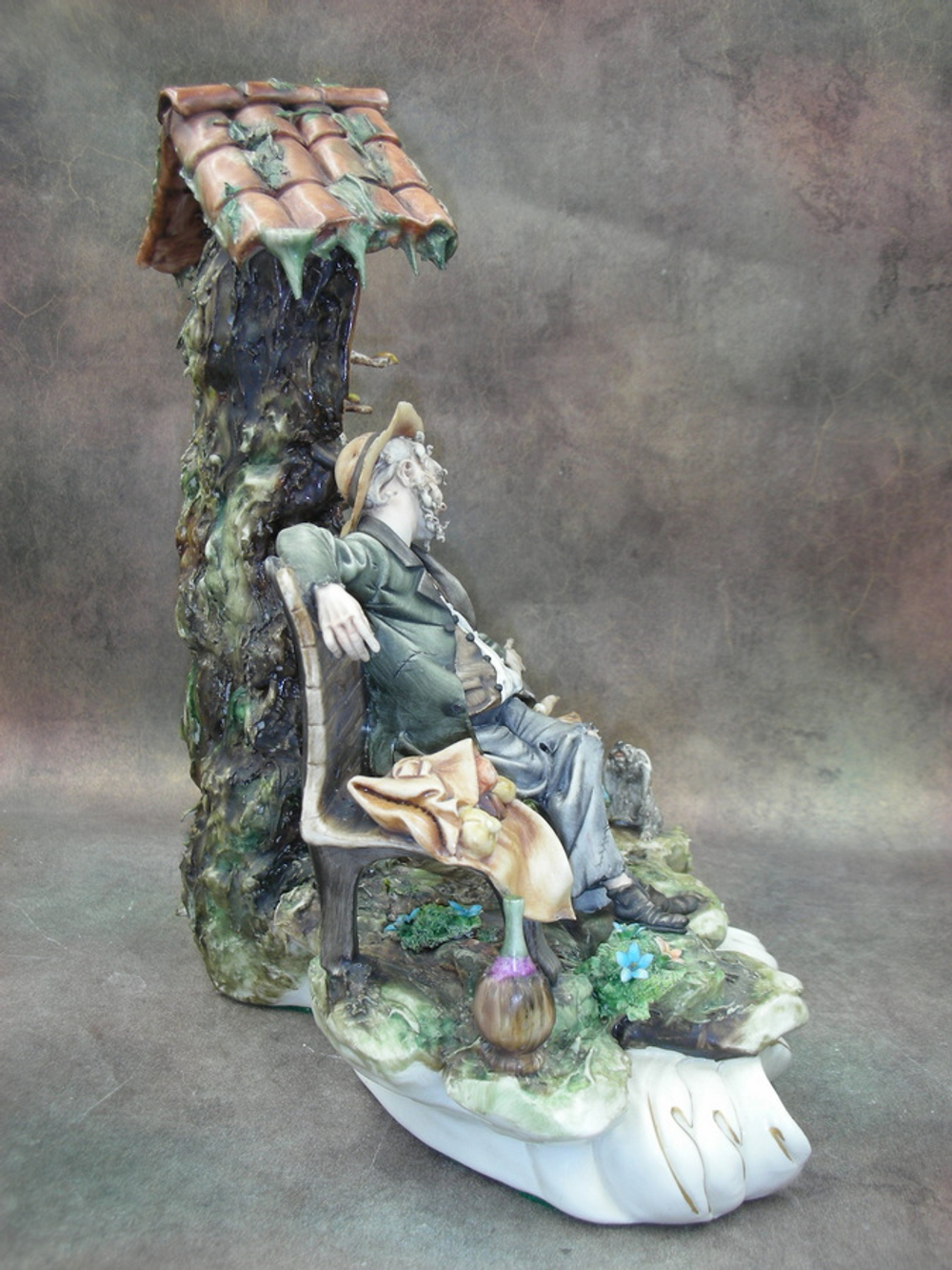 Статуэтка. Фарфор. Лавка скитаний и мечтаний. Capodimonte. Италия