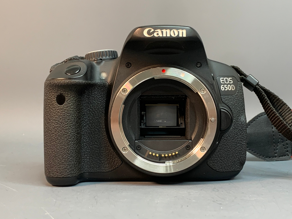 Canon 650D kit 18-55mm 3.5-5.6 IS II 12.000 кадров