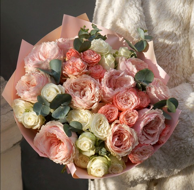 6. Нежный микс из роз с эвкалиптом