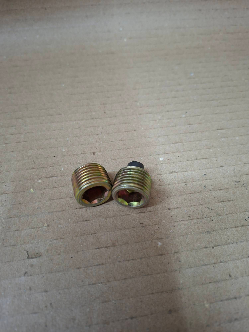 Пробки сливная с магнитом + заливная без магнита ГАЗ
