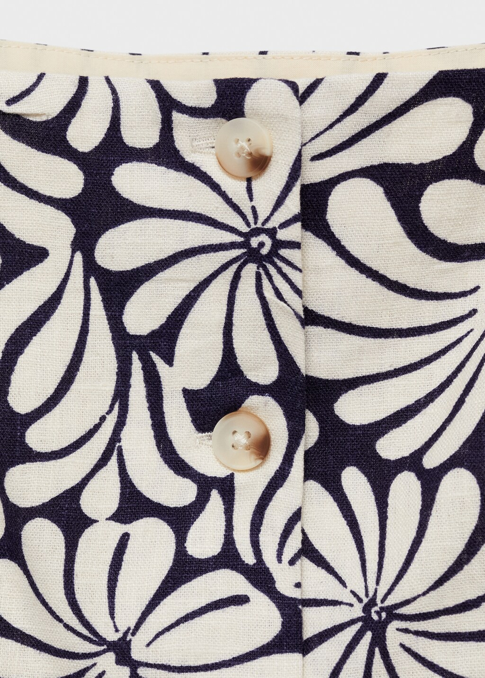 Приталенный льняной топ с цветами