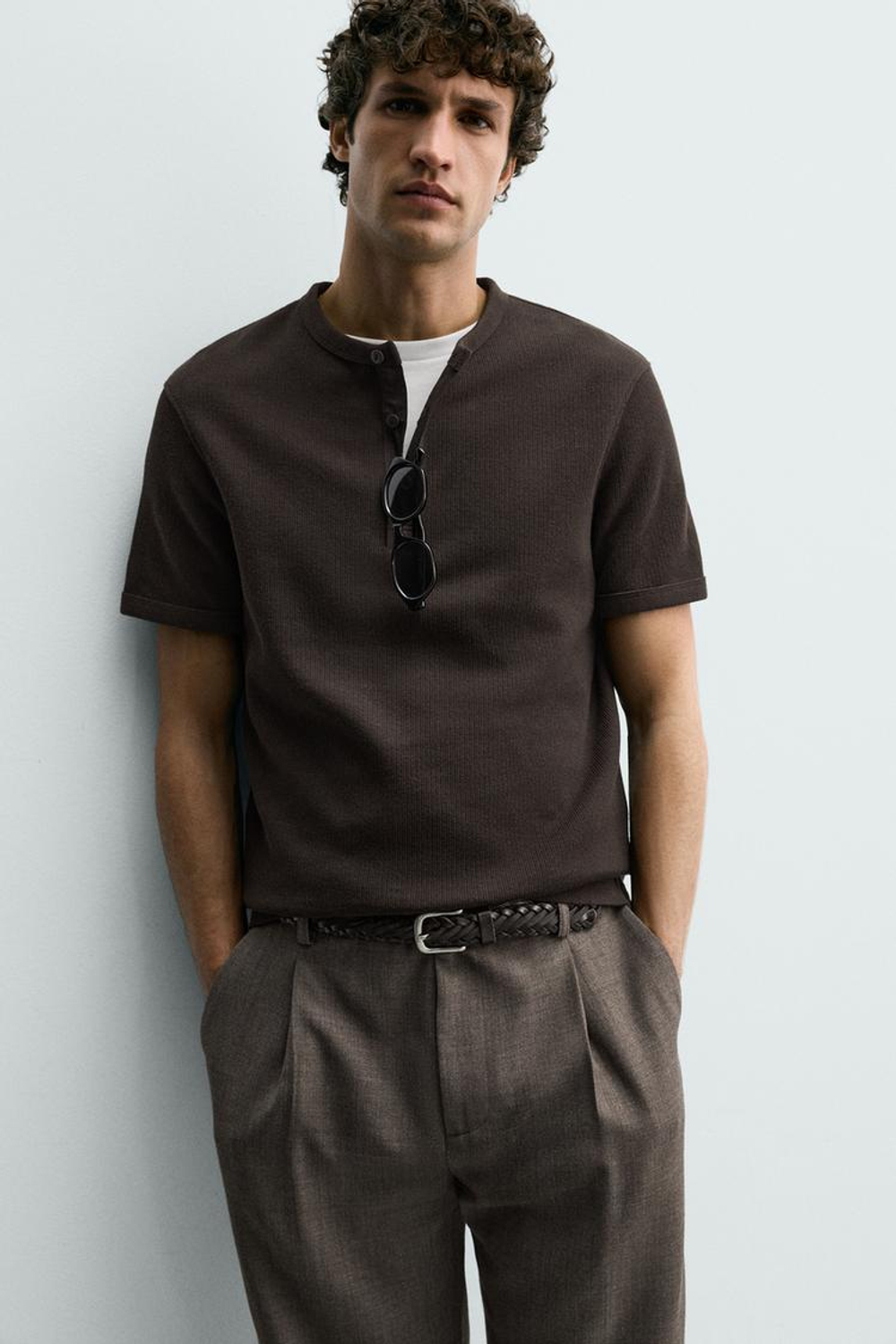 ZARA ФУТБОЛКА ИЗ РЕЛЬЕФНОЙ ТКАНИ С ВОРОТНИКОМ НА ПУГОВИЦАХ, ШОКОЛАДНЫЙ