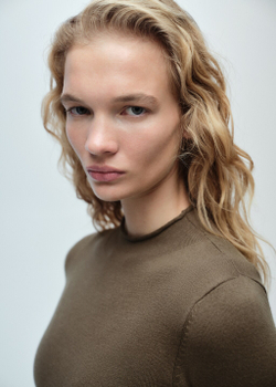 Трикотажное платье с разрезом