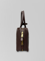 Сумка прямоугольной формы с короткими ручками из натуральной кожи с логотипом спереди