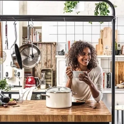 KitchenAid Кастрюля эмалированная 24 см 6 л с крышкой Миндальный крем