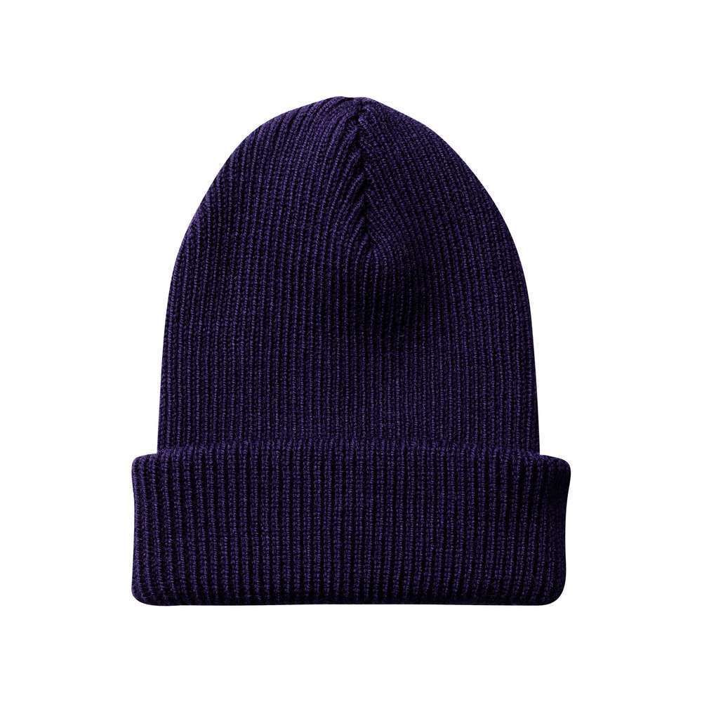 Шапка темно-синего цвета